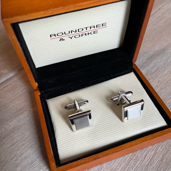 Roundtree & York silver two-toned cuff links - Picture 2 of 6